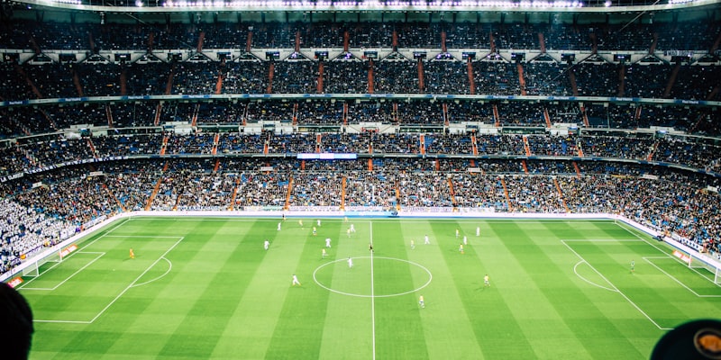 皇家马德里足球俱乐部徽章 - 白色背景上有金色皇冠和MCFC字母